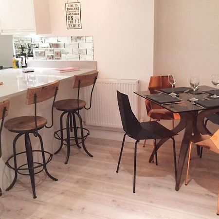 Spacious 1 Bedroom Split Level Old Pub Conversion Tower Bridge ลอนดอน ภายนอก รูปภาพ